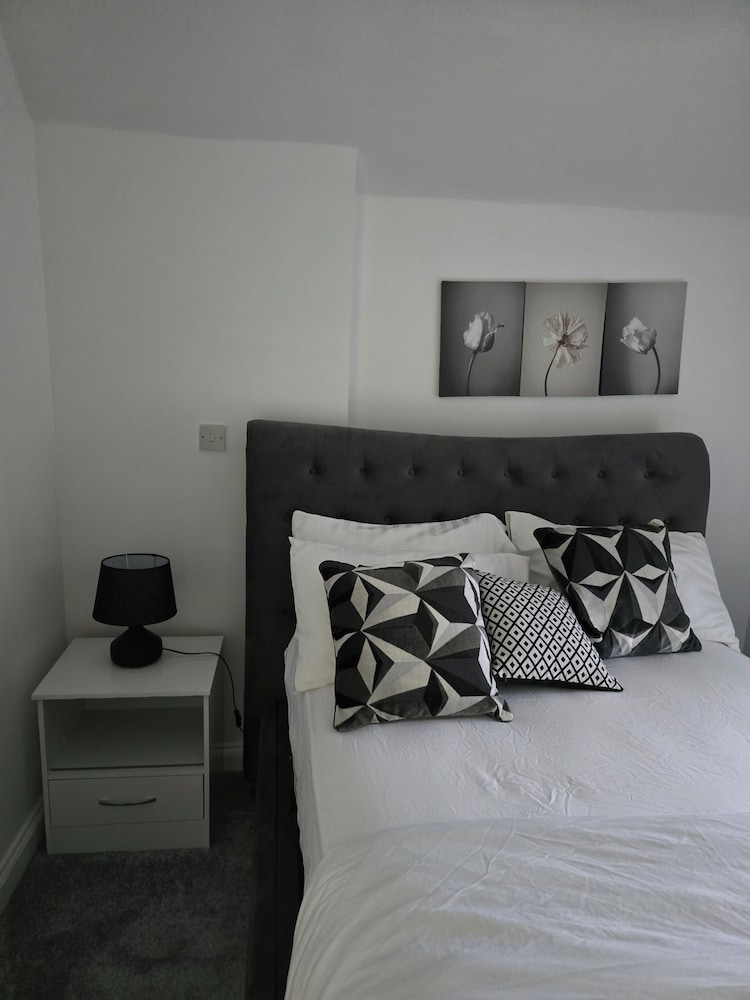 3 Bed House - Sleeps 5 - Pets - Garden - Parking