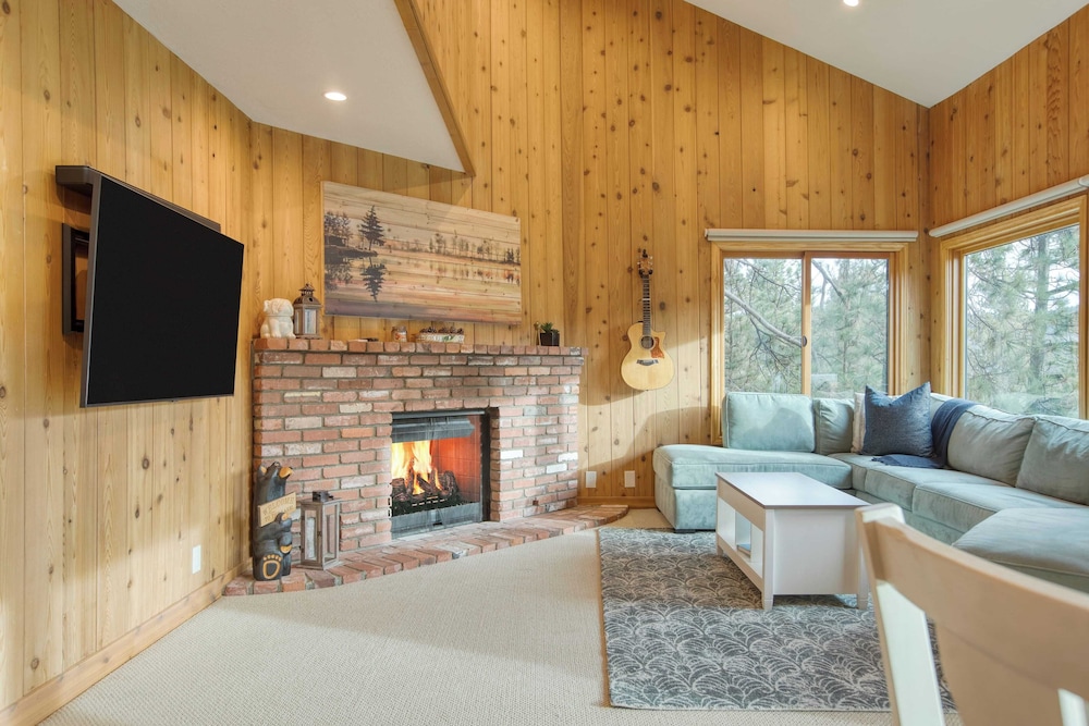 Arrowhead Lakeside Escape by Avantstay 3min Walk to Lake, Private Beach Access