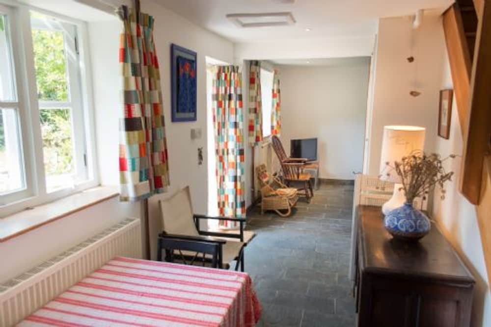 Host Stay Marlpit Cottage