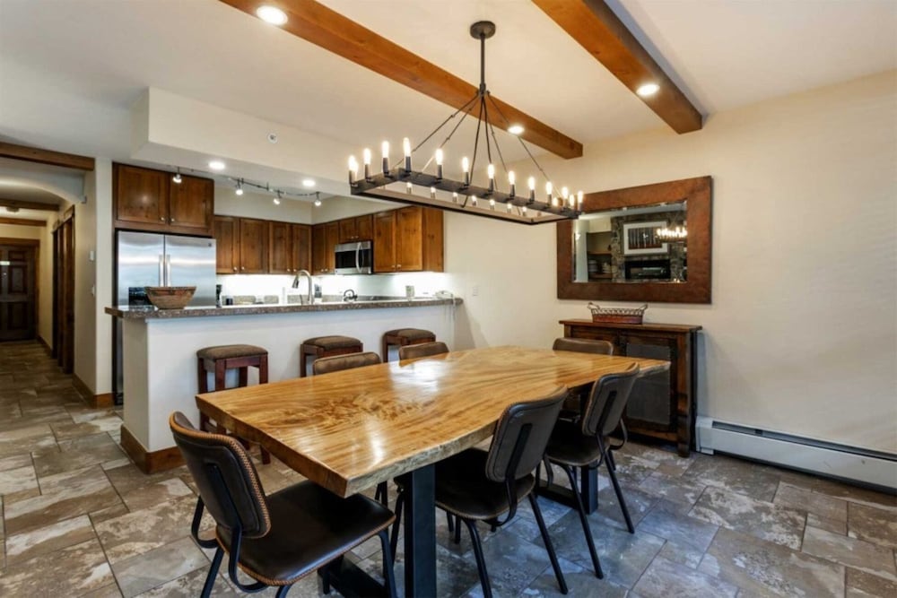 Convenient 2BR Condo in Lionshead Village w/ Pool, hot tub & More!