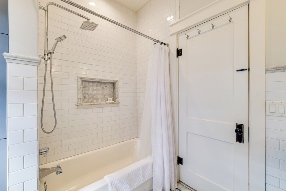 Renovated, Stylish Retreat w/ Patio in Lakeland!