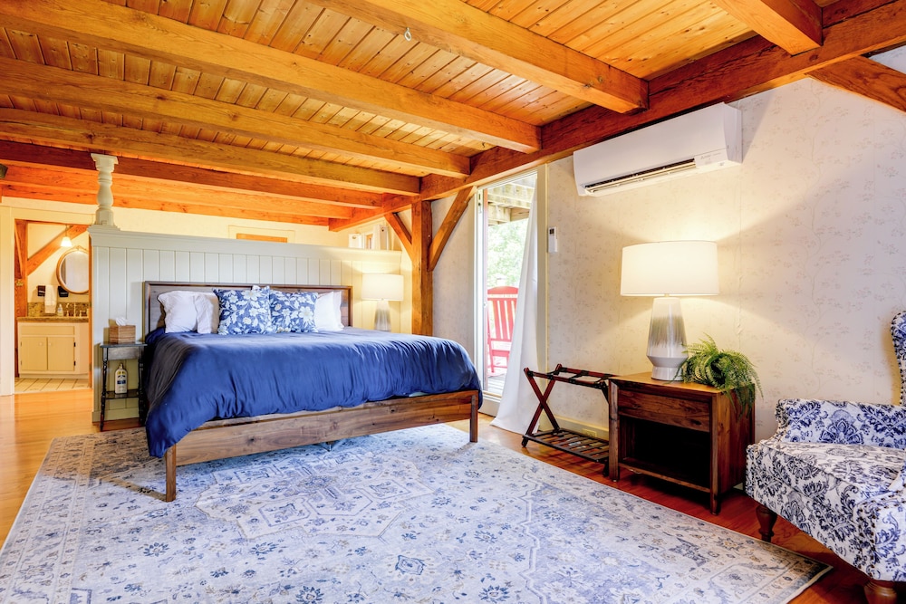 10 Mi to Mt Snow! Grand Estate Built to Entertain