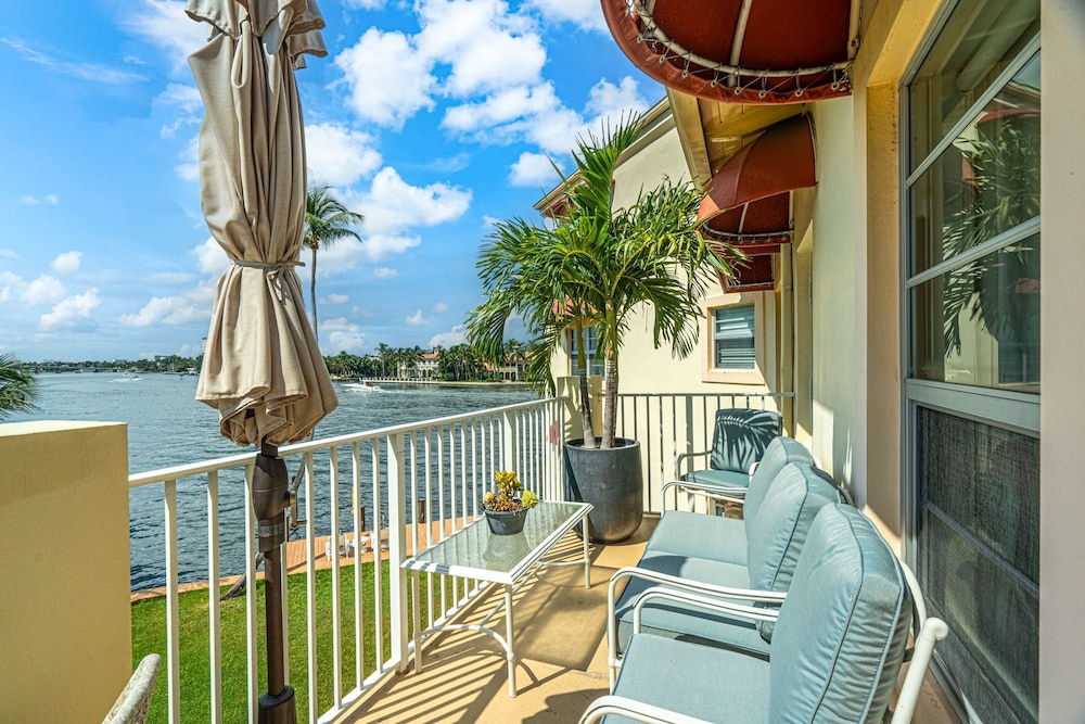 Walk to Ft Lauderdale Beach - Water Views Pool