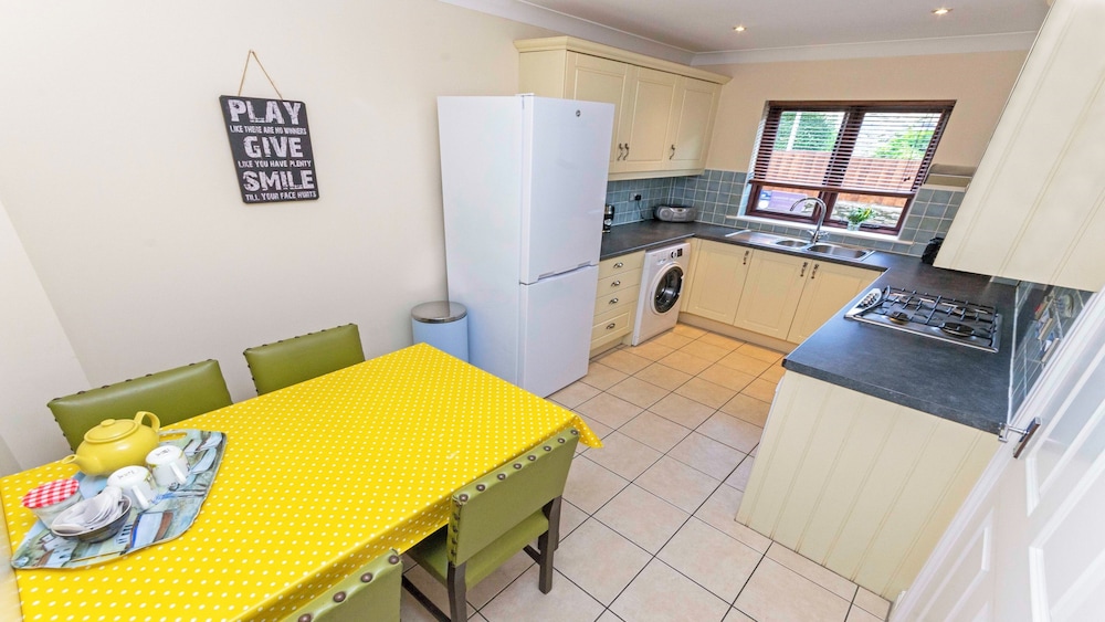 Oysters Sleeps 6 Modern Villa & Dog Friendly view 3