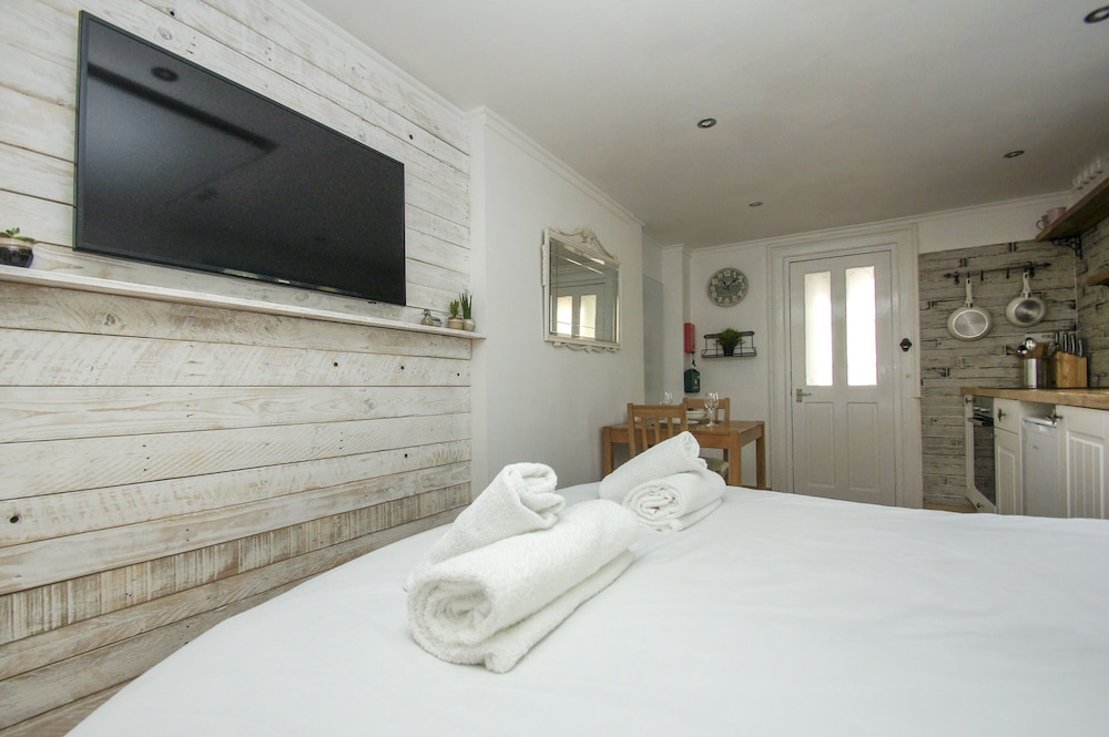 Brunswick Garden Studio Patio by Brighton Holiday Lets