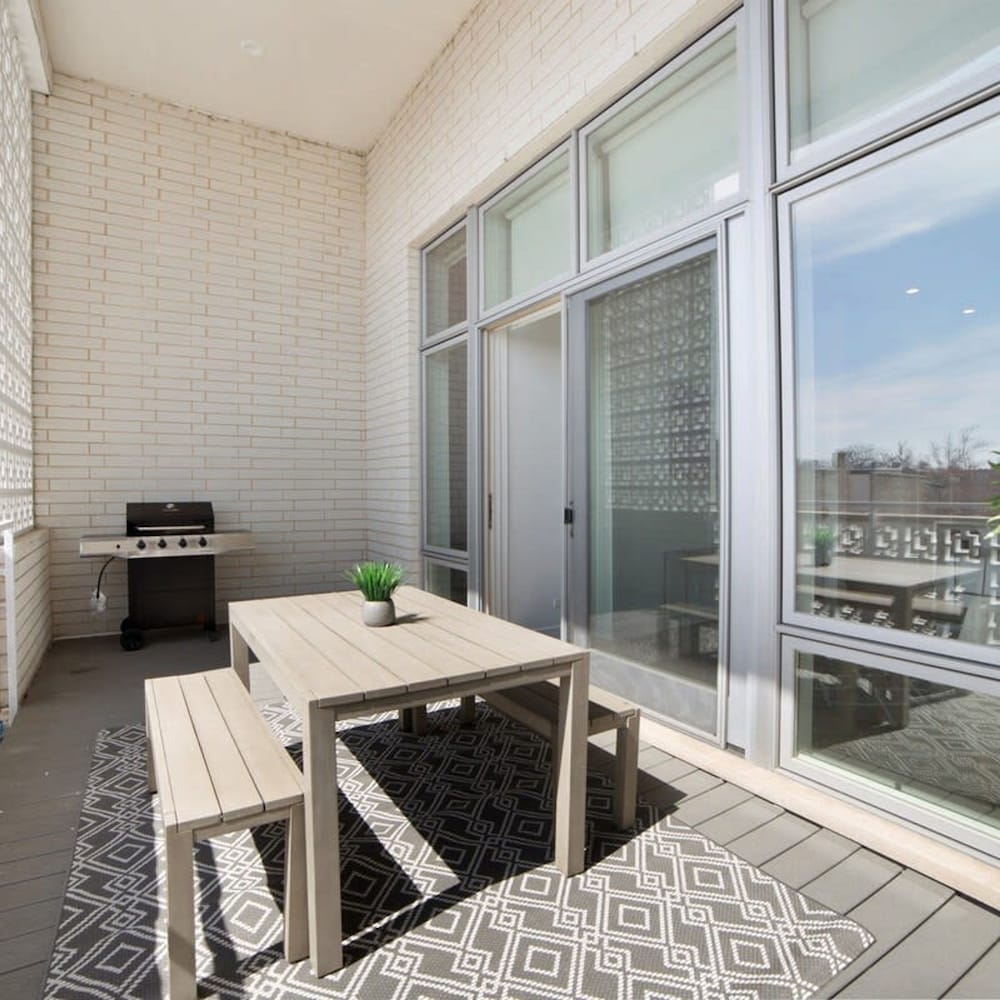 4-bedroom Penthouse w 2 Large Balconies Rooftop