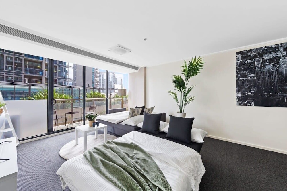 A Large 2BR Apt Near Crown, Sleeps 8, Free Parking