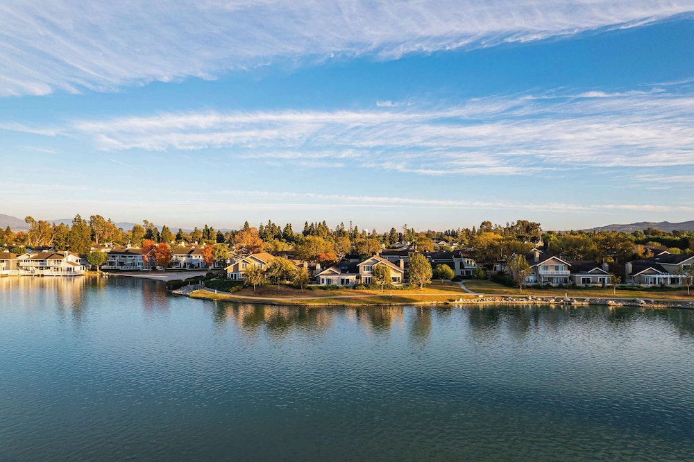 Waterfront Retreat With Stunning Views & Modern Co