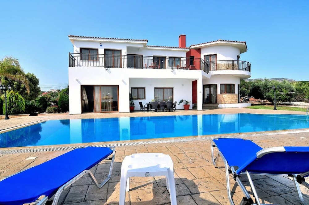 Impressive Large Villa Huge Heated Pool Garden