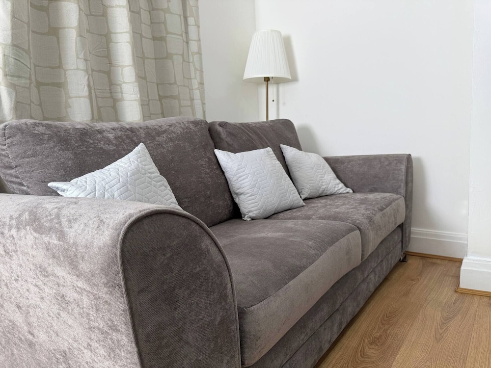 Urban Calm Spacious 3-bed Home With Free Parking