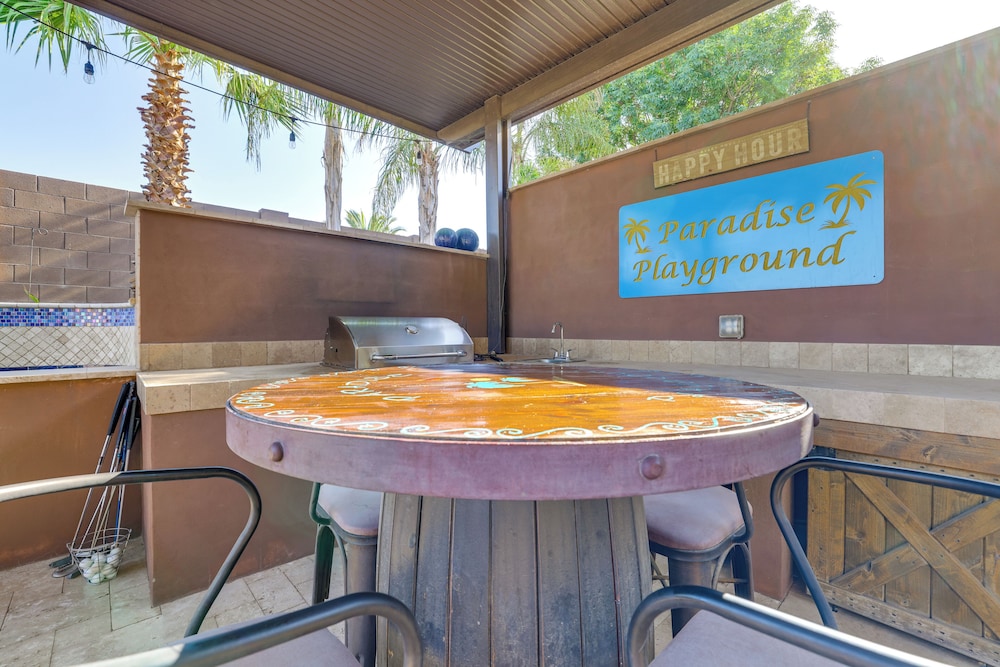 Swim-up Bar & Putting Green: Goodyear Getaway!