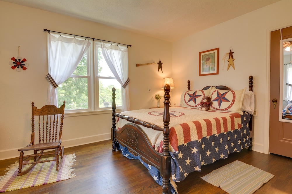 Pet-friendly Home: Patio & Yard in Sheldon view 3