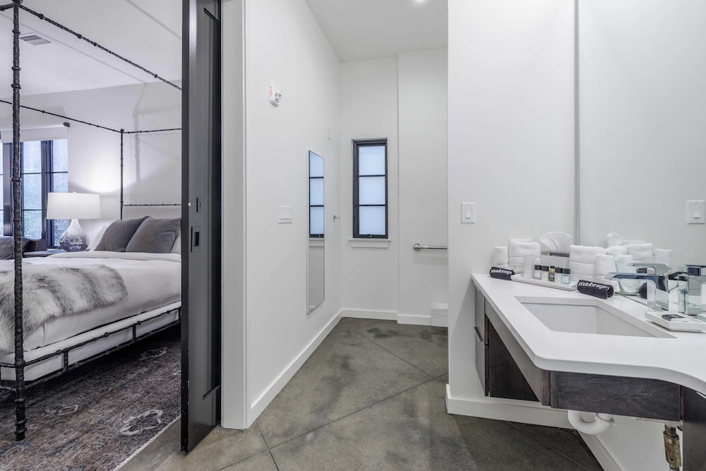 121 Hotel Floor 1 & 2 by Avantstay Sleeps 34, 10 Units in Nashville