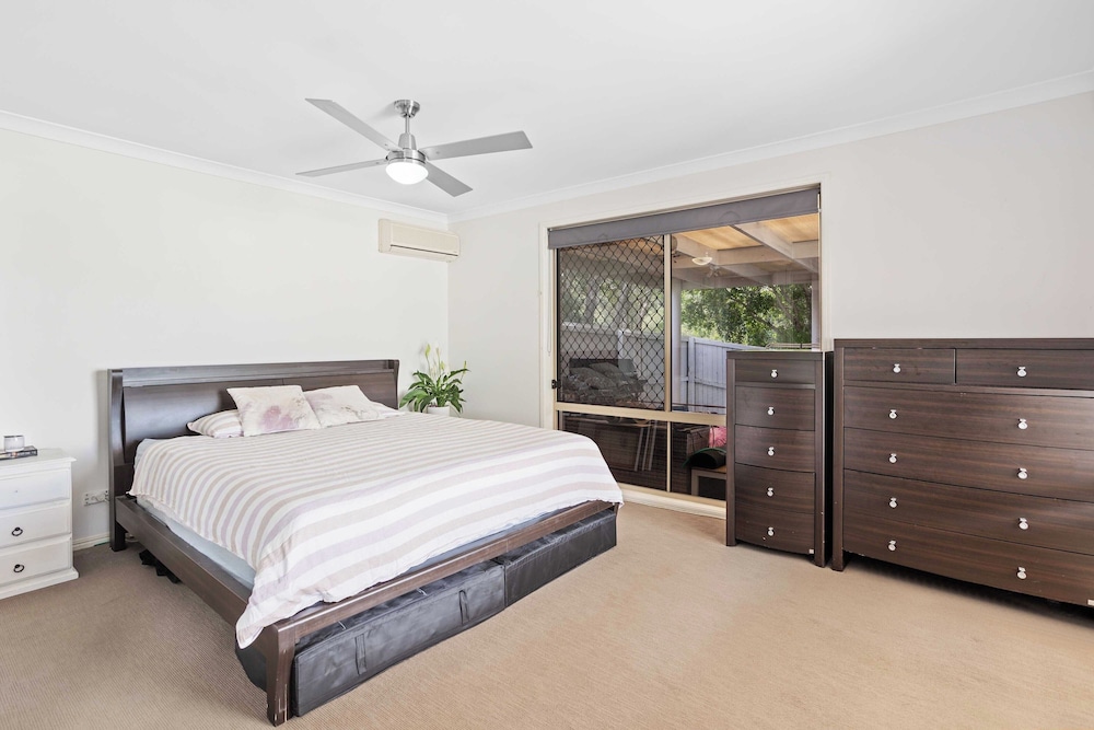 Waterfront Canal Escape in Burleigh