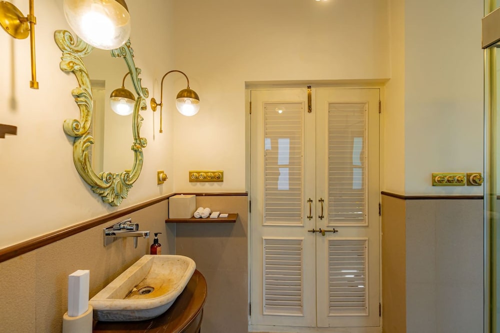 Loto Bianco by Hireavilla -4br w Pvt Pool Siolim