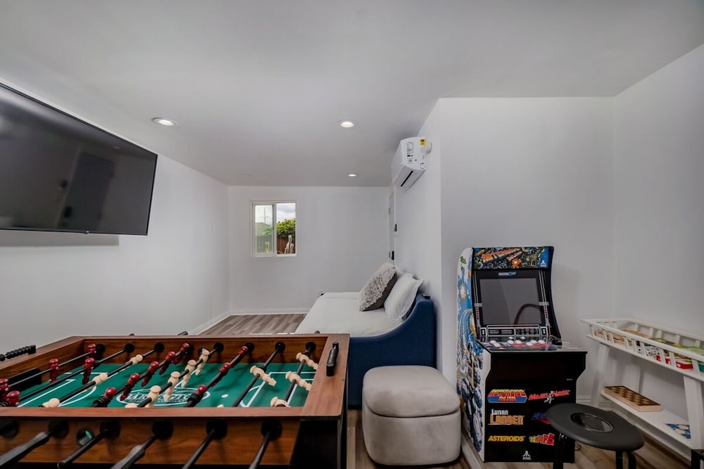Cozy Family Retreat Game Room Backyard in Hacienda