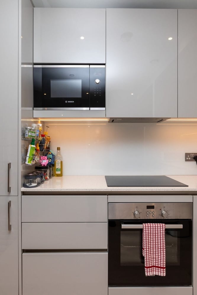 Pristine 1BD Flat W/balcony - Elephant & Castle!