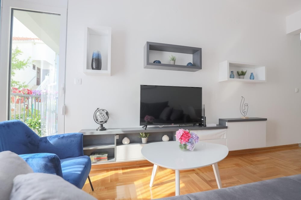Flat w Balcony 3 min to Beach Near Budva Old Town view 3