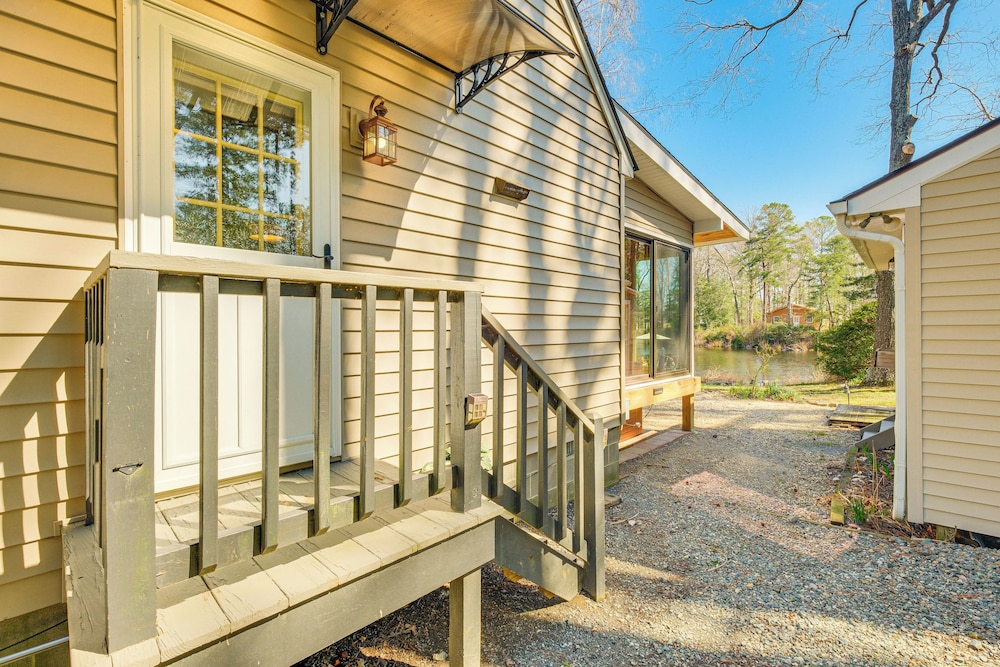 Dock, Sunrooms & Fire Pits: Deltaville Home!