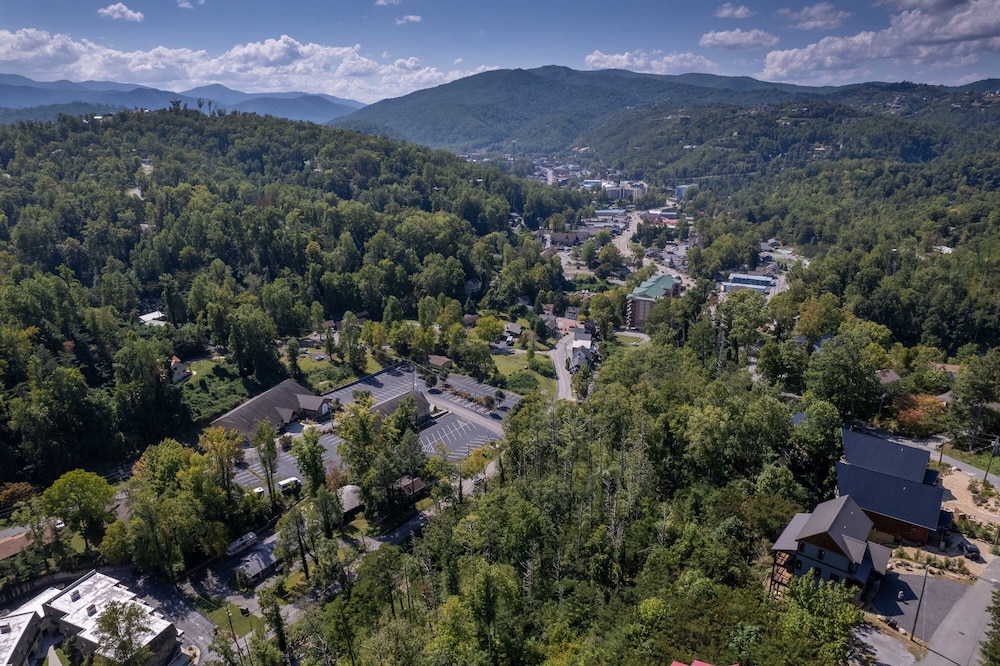 Raccoon Ridge Retreat - Gatlinburg Mountain Escape