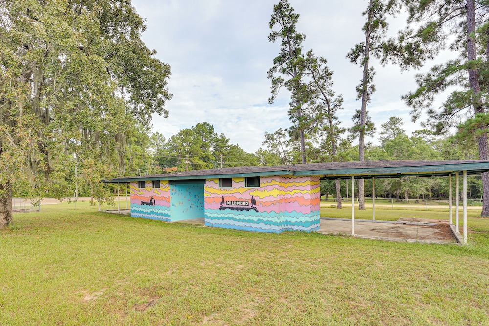 Relax By the Lake: Quiet East Texas Retreat