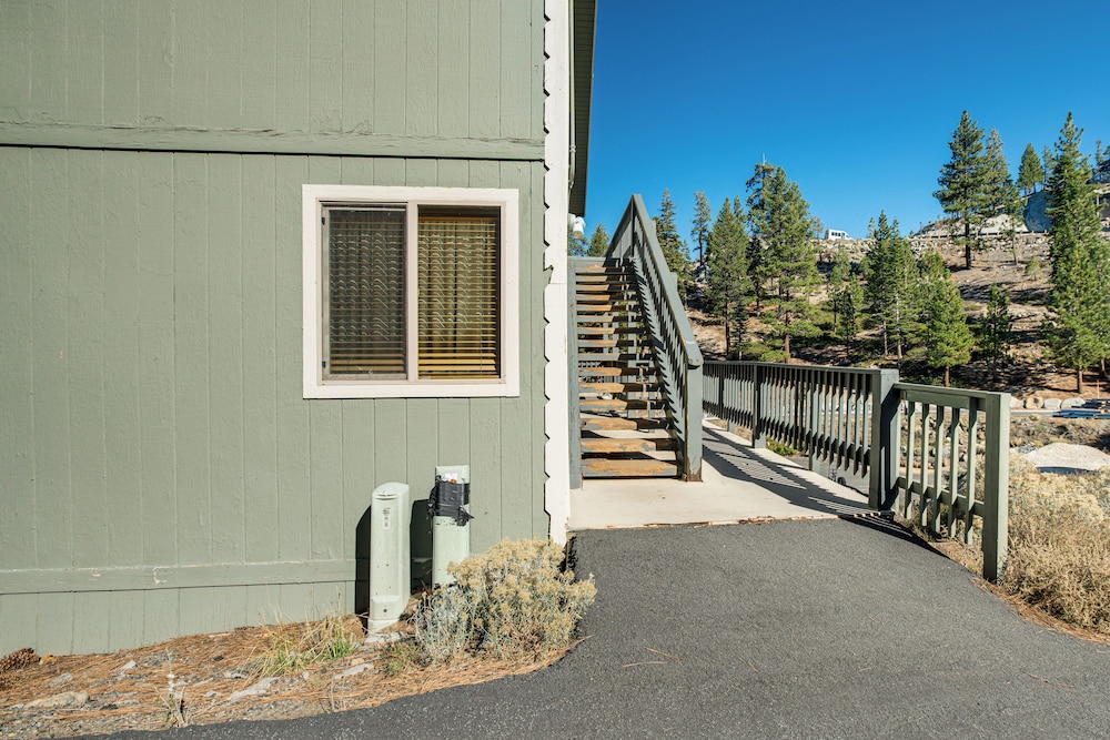 1 Mi to Stagecoach Chairlift: Stateline Condo
