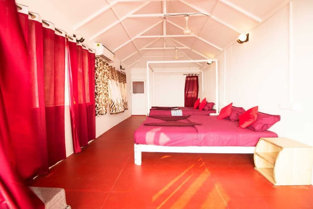 Cafe Del Mar Cottages And Rooms