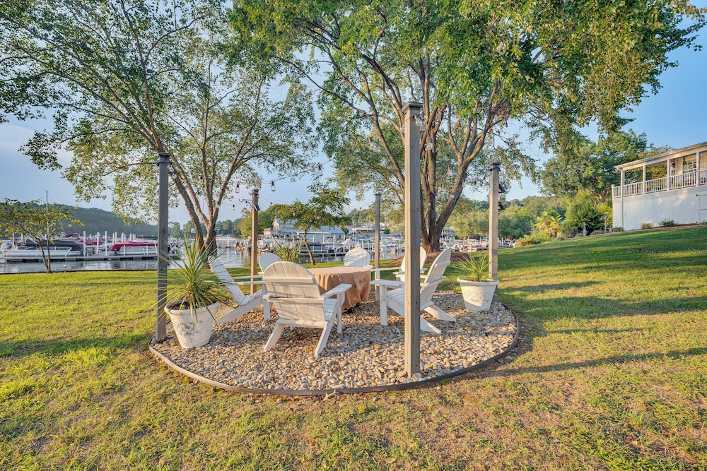 Breathtaking Views & Deck: Badin Lake House!