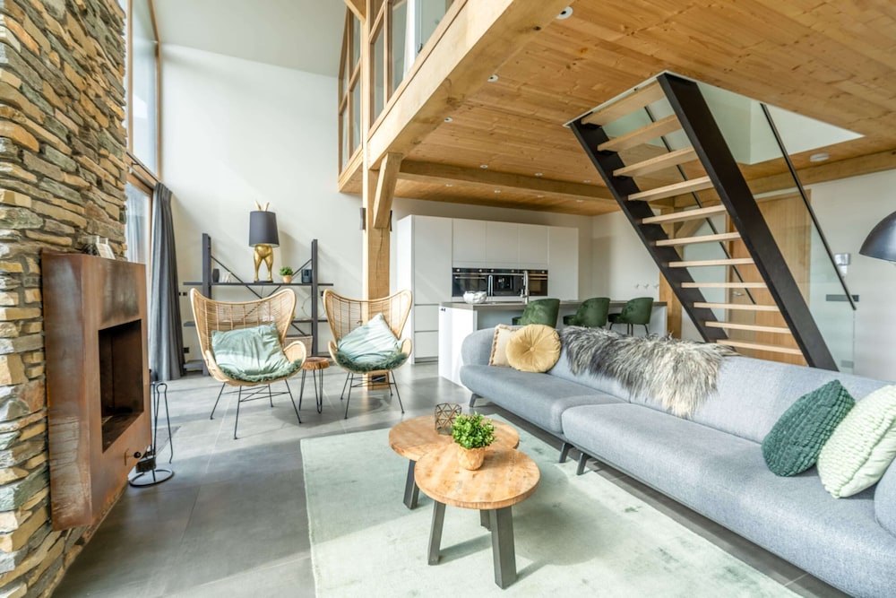 Stylish Overnight Stay With a hot tub and Atmospheric Fireplace