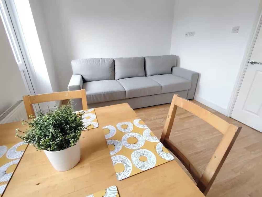 1 Bed-sleeps 4-pet Friendly-central Location