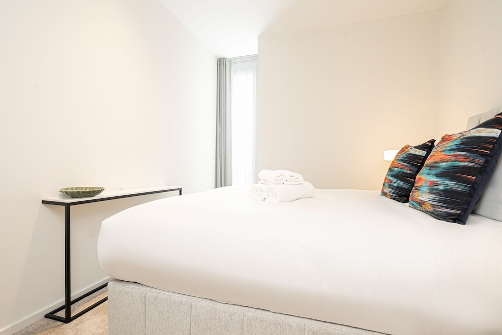 Immaculate Two-bedroom Apartment in Canary Wharf