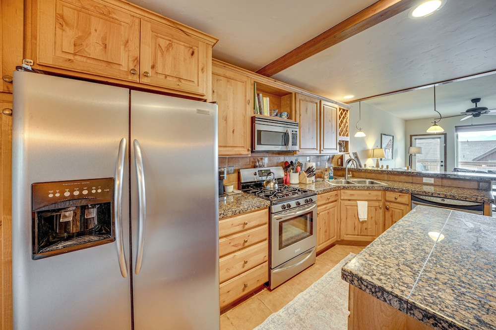 6 Mi to Winter Park Resort: Townhome w/ Hot Tub!