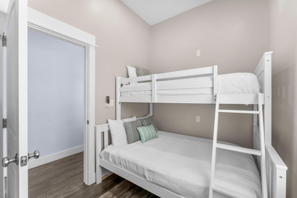 Pet Friendly Beach House - Beach Hop