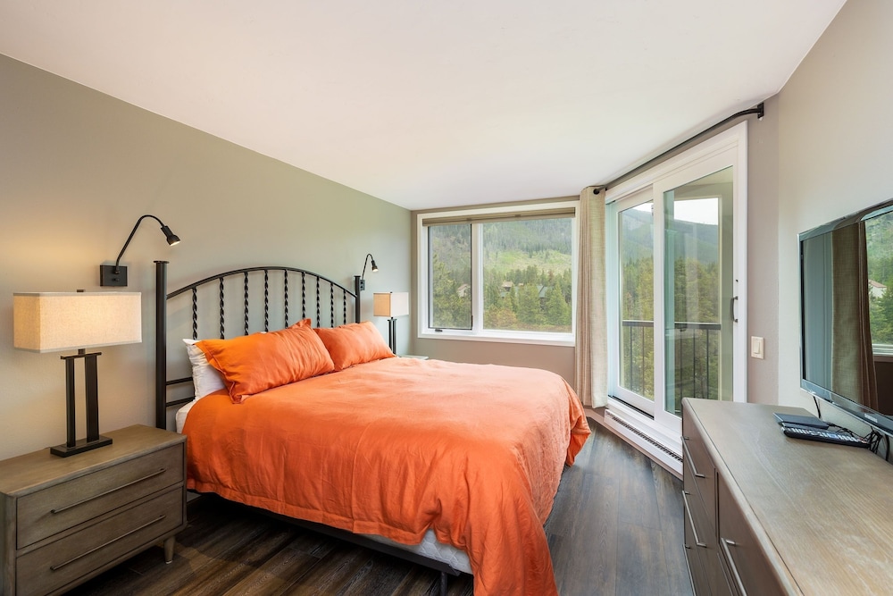 2112 The Pines by RedAwning view 3