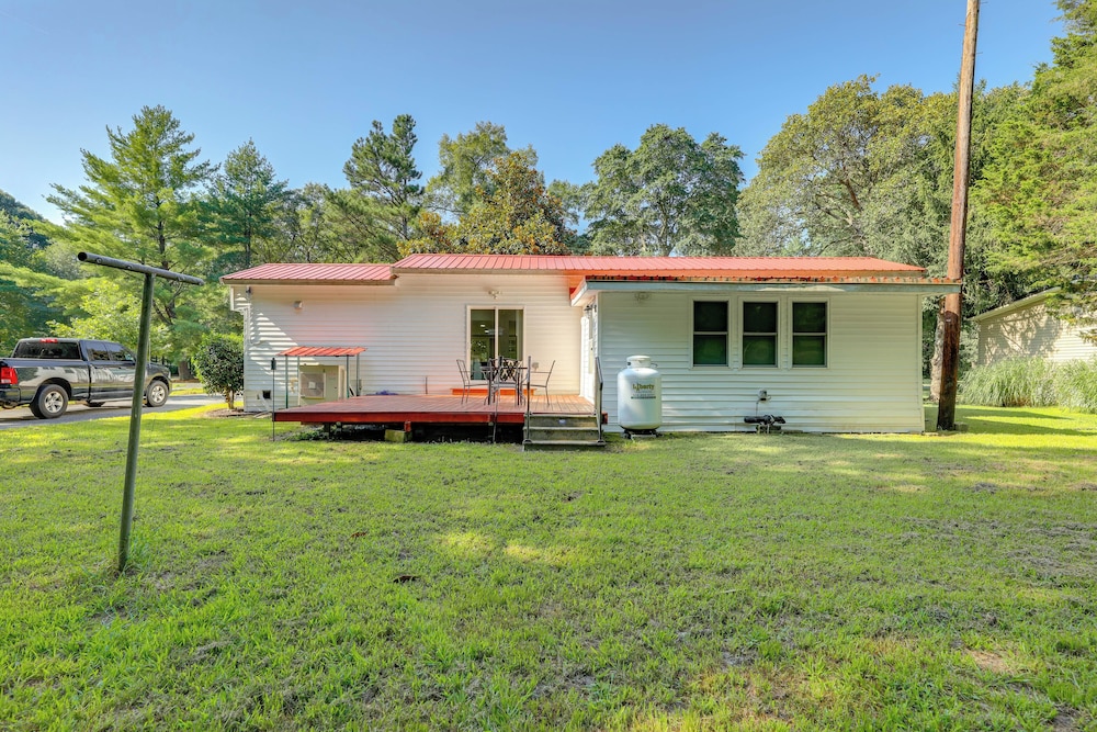 12 Mi to Dtwn Lewes & Beach: Delaware Home w/ Deck