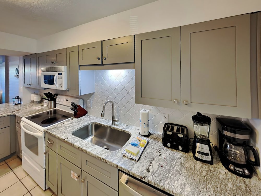 Sea Oats #309 by Southern Vacation Rentals