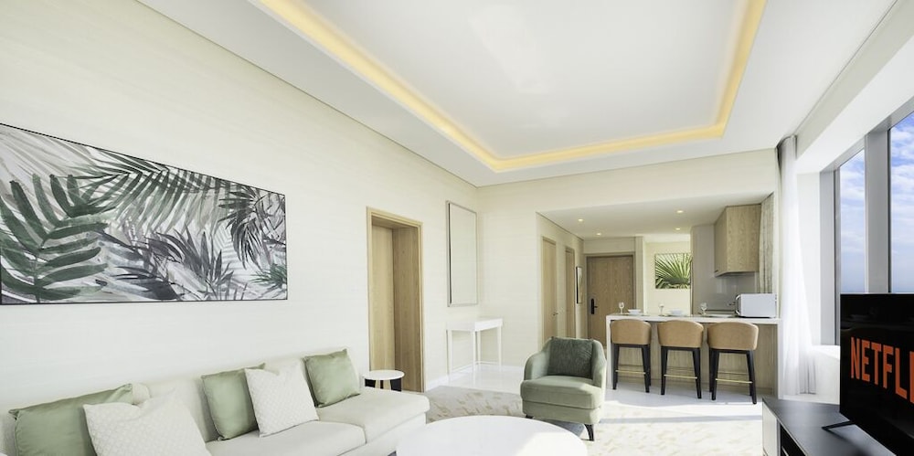 LUX Iconic Views at Palm Tower Suite 4