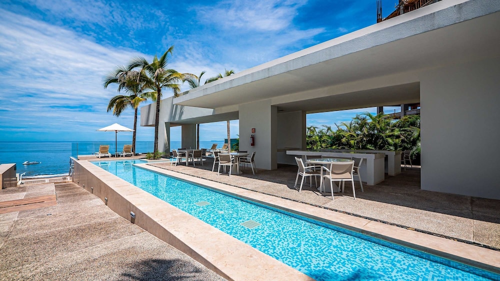 Gorgeous 1BR Condo With Pools Sea Views