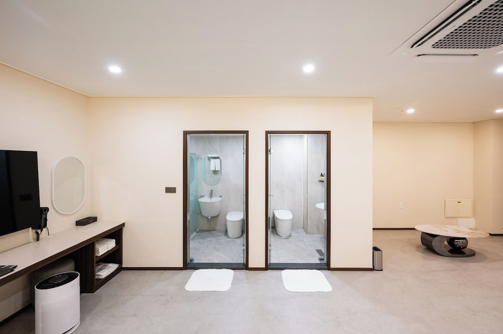 VAVANT TOURIST HOTEL