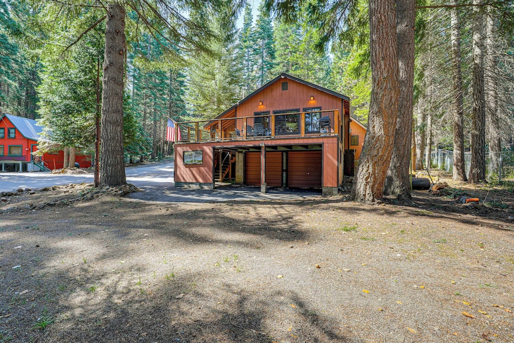 Walk to Lake Almanor: Prattville Cabin w/ 2 Decks!
