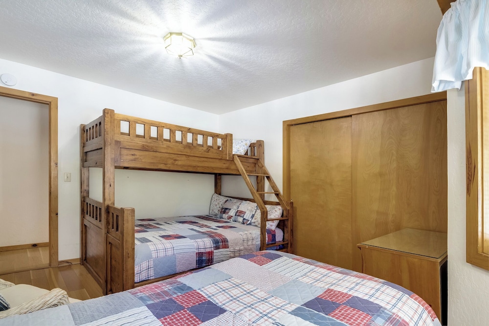 Lakeview Hideaway 3bdr for 8 w/ Private Hot Tub!