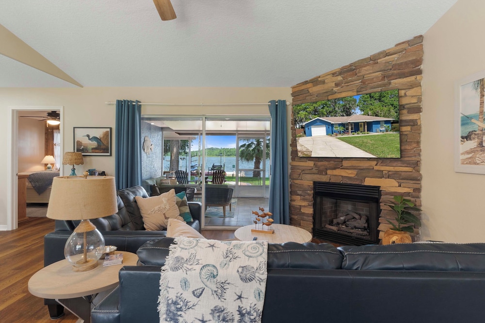 Welcoming Little Blue Lakehouse in Crystal River