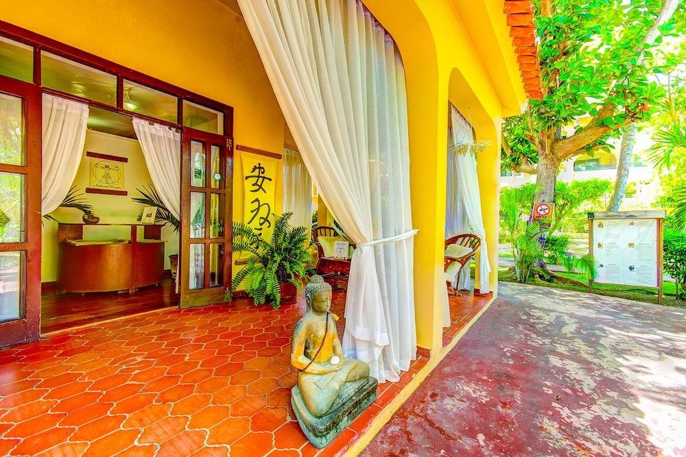 Los Corales Tropical Beach Resort & SPA