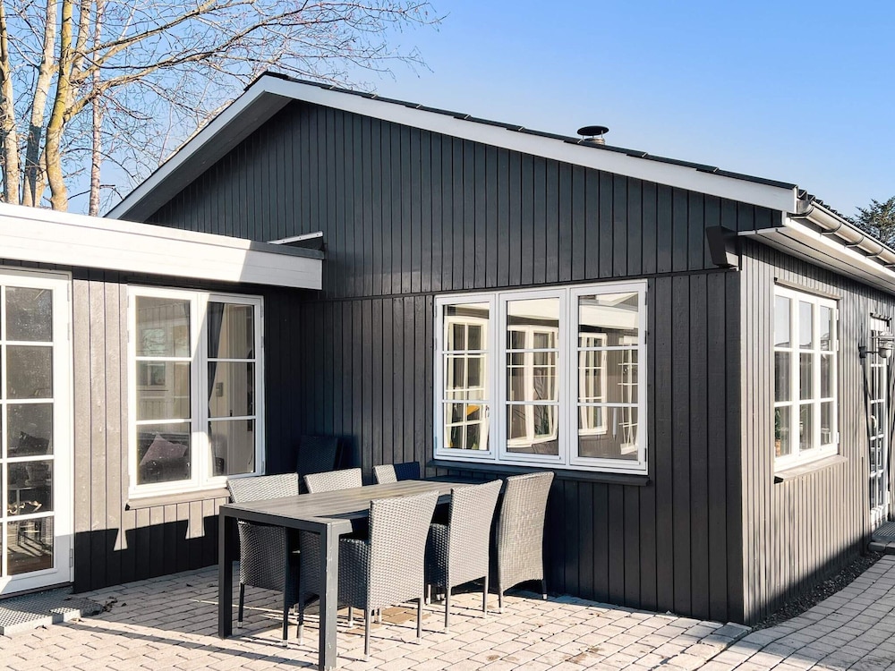 Cozy Summer House Near Ore Strand