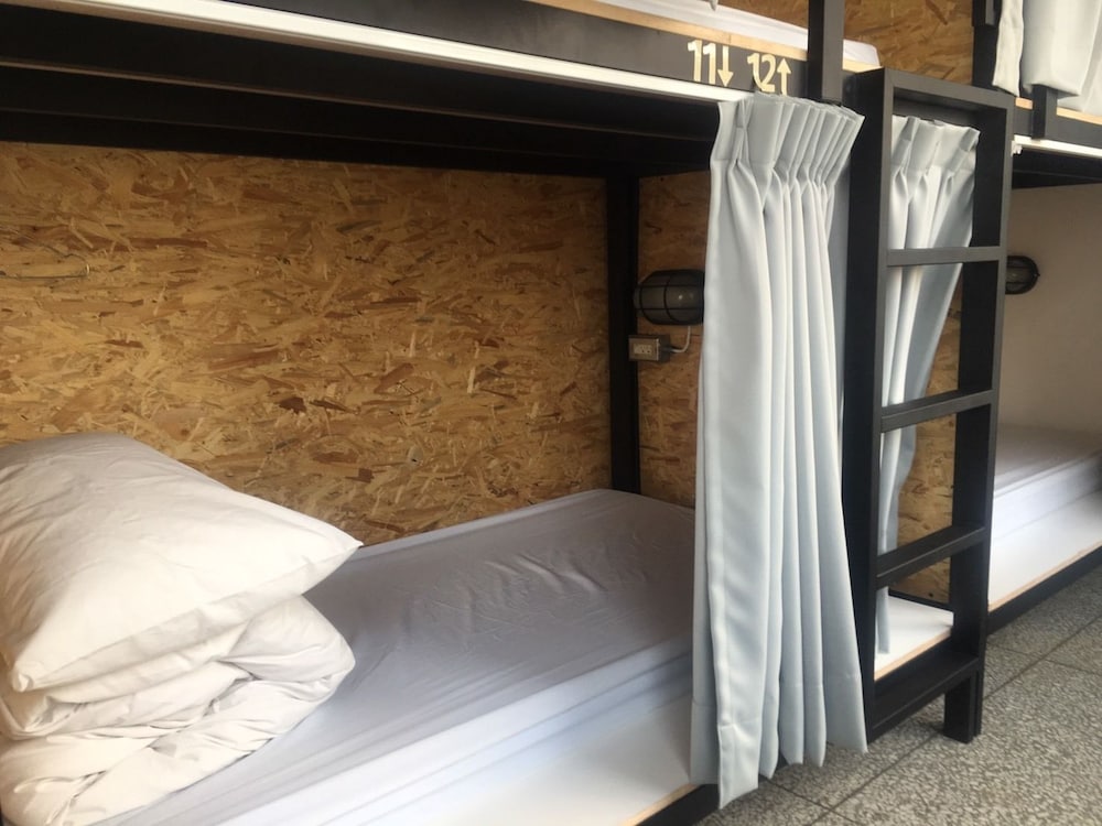 Oldmancaptain Hostel