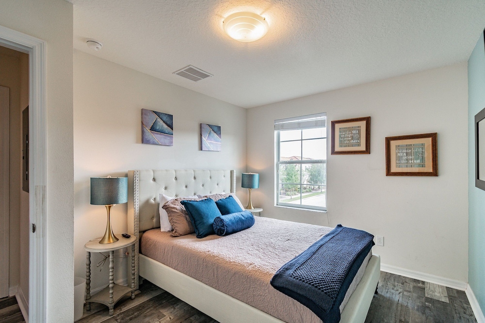 4BR Townhome w/ Pool in Bella Vida Resort