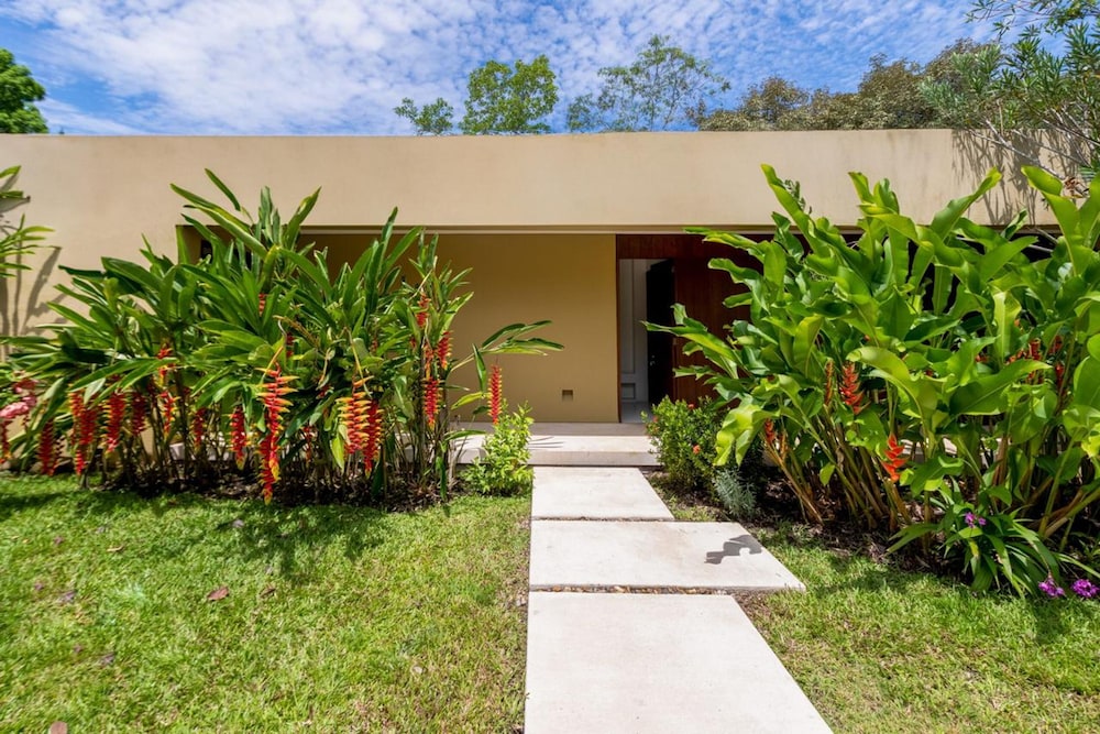 w Beautiful 4BR Villa at Mesa de Yeguas