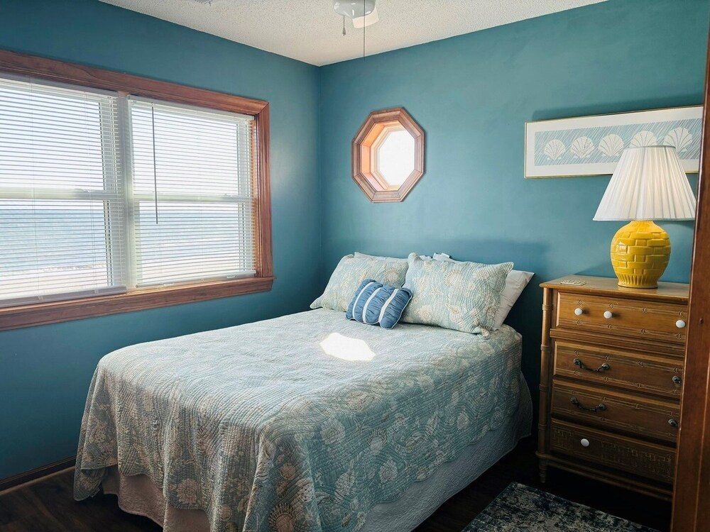 Great Place 5 Bedroom Home by RedAwning
