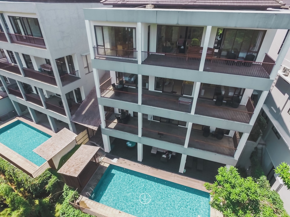 Mentari Hill View 8 BR heated pool and movie room