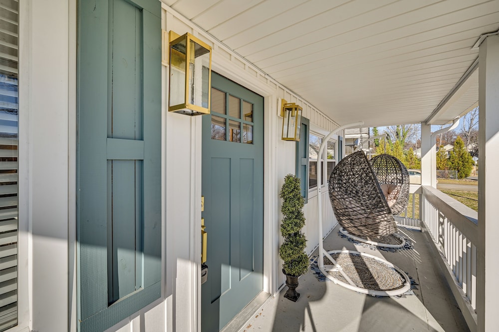 < 3 Mi to Dtwn: Modern Cottage in Greenville!